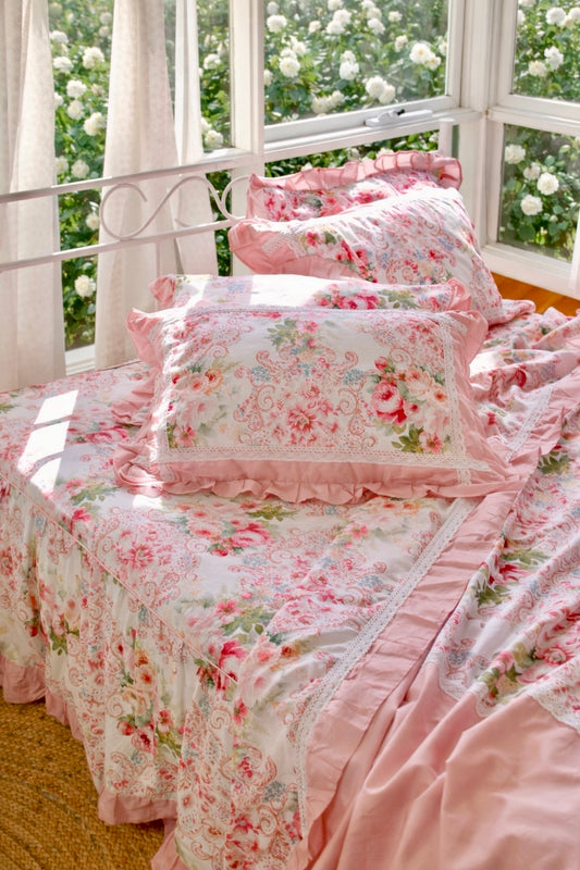 Chăn ga gối cotton cao cấp họa tiết chăn ga gối hoa hồng Victoria Pink Rose phủ trên giường sắt trắng, decor cạnh cửa sổ phòng ngủ ngập tràn ánh nắng phong cách Pháp lãng mạn