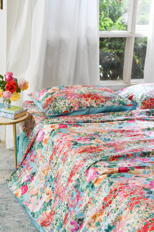 bộ chăn ga hoa nhí cotton cao cấp góc nhìn từ sau trở lại gối nằm ga giường và vỏ chăn phủ lên với tông mầu tươi sáng sang trọng