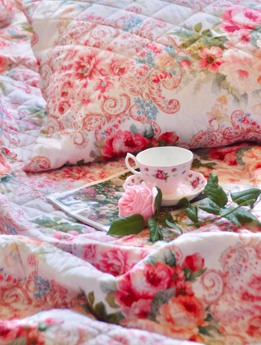 Chăn hè thu cotton hoa cao cấp Victoria Pink Rose cận cảnh góc vỏ gối thiết kế bèo nhún xếp ly phối thắt nơ điệu đà, kết hợp họa tiết gấm damask cổ điển sang trọng