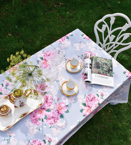 Khăn trải bàn cao cấp vải dáng chữ nhật họa tiết hoa mẫu đơn Rose Peony phối decor bàn tiệc ngoài sân vườn, kết hợp bộ tách trà sứ mạ vàng phong cách tiệc trà chiều châu Âu lãng mạn