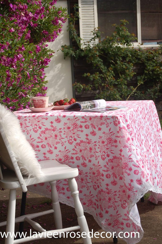 Mẫu số 6: Khăn trải bàn - Hoa hồng Red Toile