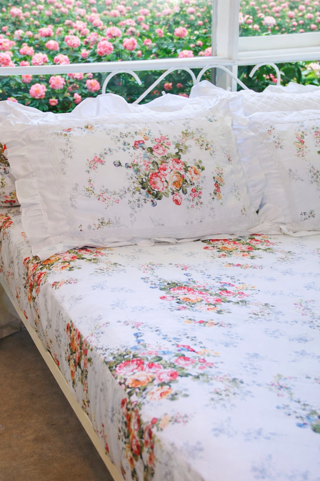 Chăn ga gối cotton cao cấp họa tiết chăn ga gối hoa hồng Victoria Blue Rose cận cảnh thiết kế viền bèo nhún thêu ren thêu tỉ mỉ, kết hợp góc lật vỏ chăn lãng mạn kiểu Pháp
