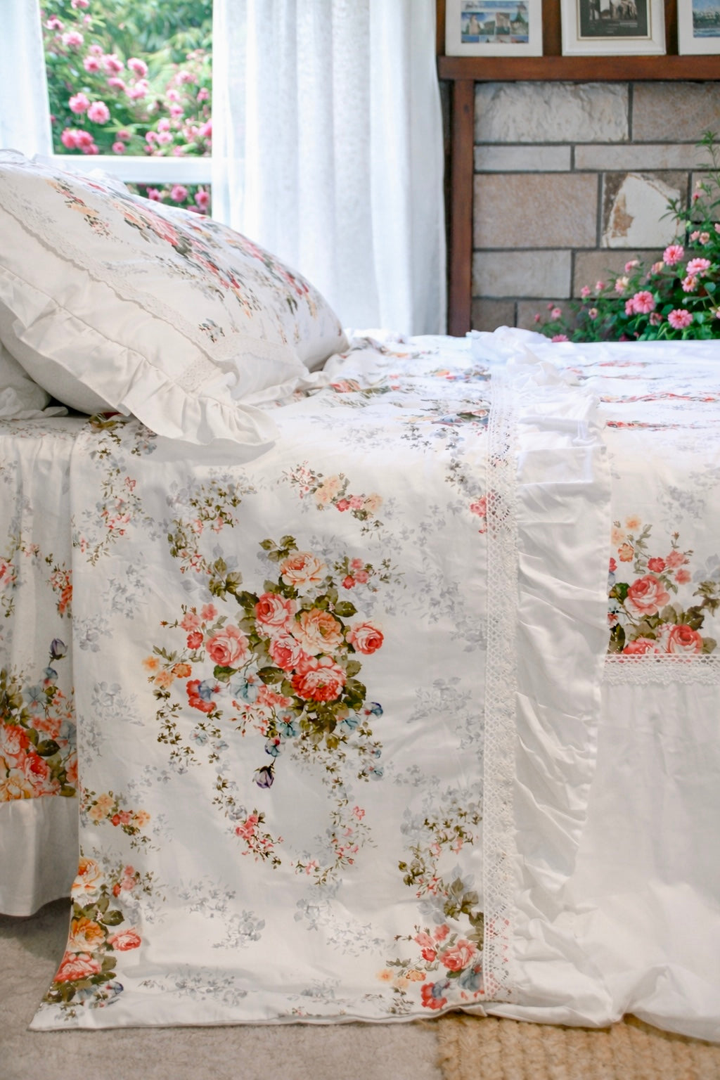 Chăn ga gối cotton cao cấp họa tiết chăn ga gối hoa hồng Victoria Blue Rose góc chụp xiên phô diễn độ rủ sóng vỏ chăn, phối đường viền bèo nhún trắng bên ô cửa sổ sân vườn lãng mạn
