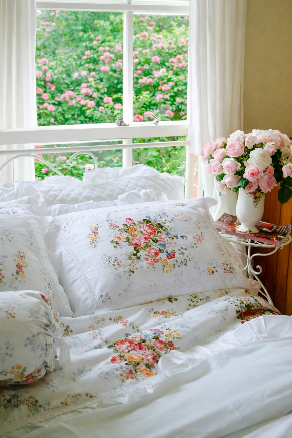 Chăn ga gối cotton cao cấp họa tiết chăn ga gối hoa hồng Victoria Blue Rose phối cùng gối tựa lưng thiết kế theo bộ đồng điệu, kết hợp bình hoa trang trí phòng ngủ bên cửa sổ ngập tràn ánh nắng
