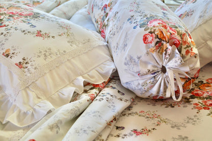 Chăn ga gối cotton cao cấp họa tiết hoa nhí phối hoa hồng,  chăn ga gối Victoria Blue Rose cận cảnh thiết kế vỏ gối nằm bèo nhún xếp ly, phối đồng bộ cùng vỏ gối ôm thắt nơ hai đầu kiểu Pháp
