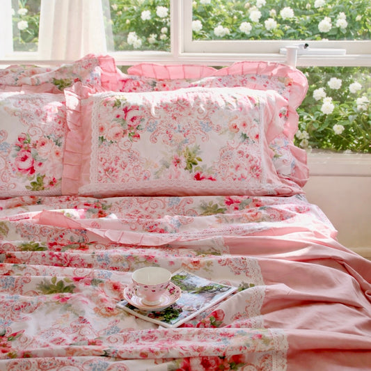 Chăn ga gối cotton cao cấp họa tiết chăn ga gối hoa hồng Victoria Pink Rose thiết kế bèo nhún xếp ly kiểu Pháp, viền ren  bên cạnh cửa sổ phòng ngủ ấm cúng
