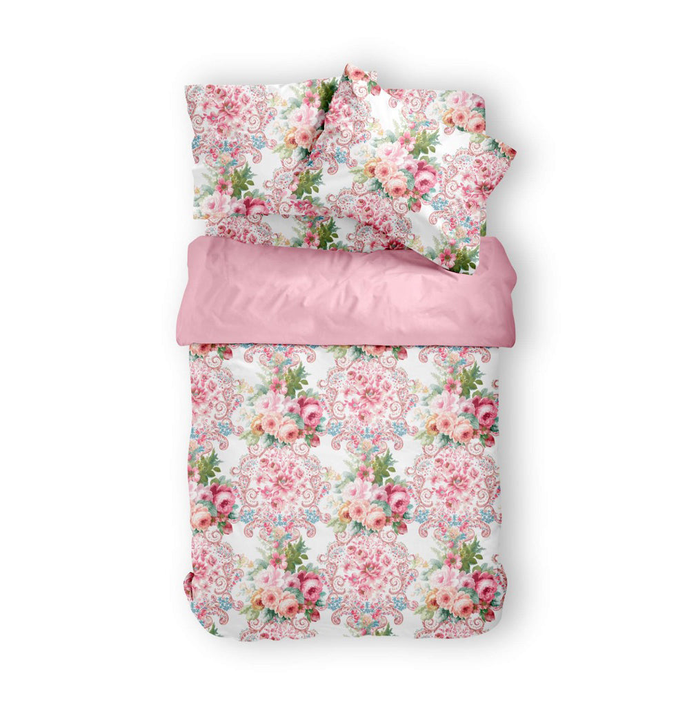 Chăn ga gối cotton cao cấp họa tiết chăn ga gối hoa hồng Victoria Pink Rose chụp trên nền studio trắng, phô diễn trọn bộ set ga chun vỏ chăn viền bèo màu hồng thanh lịch
