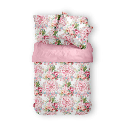 Chăn ga gối cotton cao cấp họa tiết chăn ga gối hoa hồng Victoria Pink Rose chụp trên nền studio trắng, phô diễn trọn bộ set ga chun vỏ chăn viền bèo màu hồng thanh lịch
