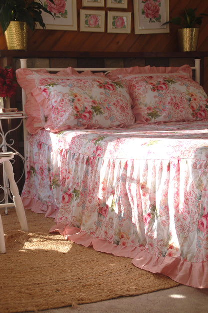 Chăn ga gối cotton cao cấp họa tiết chăn ga gối hoa hồng Victoria Pink Rose chụp riêng phần ga phủ xếp ly bồng bềnh kiểu Pháp, phối cùng bộ hai vỏ gối nằm đối xứng sang trọng
