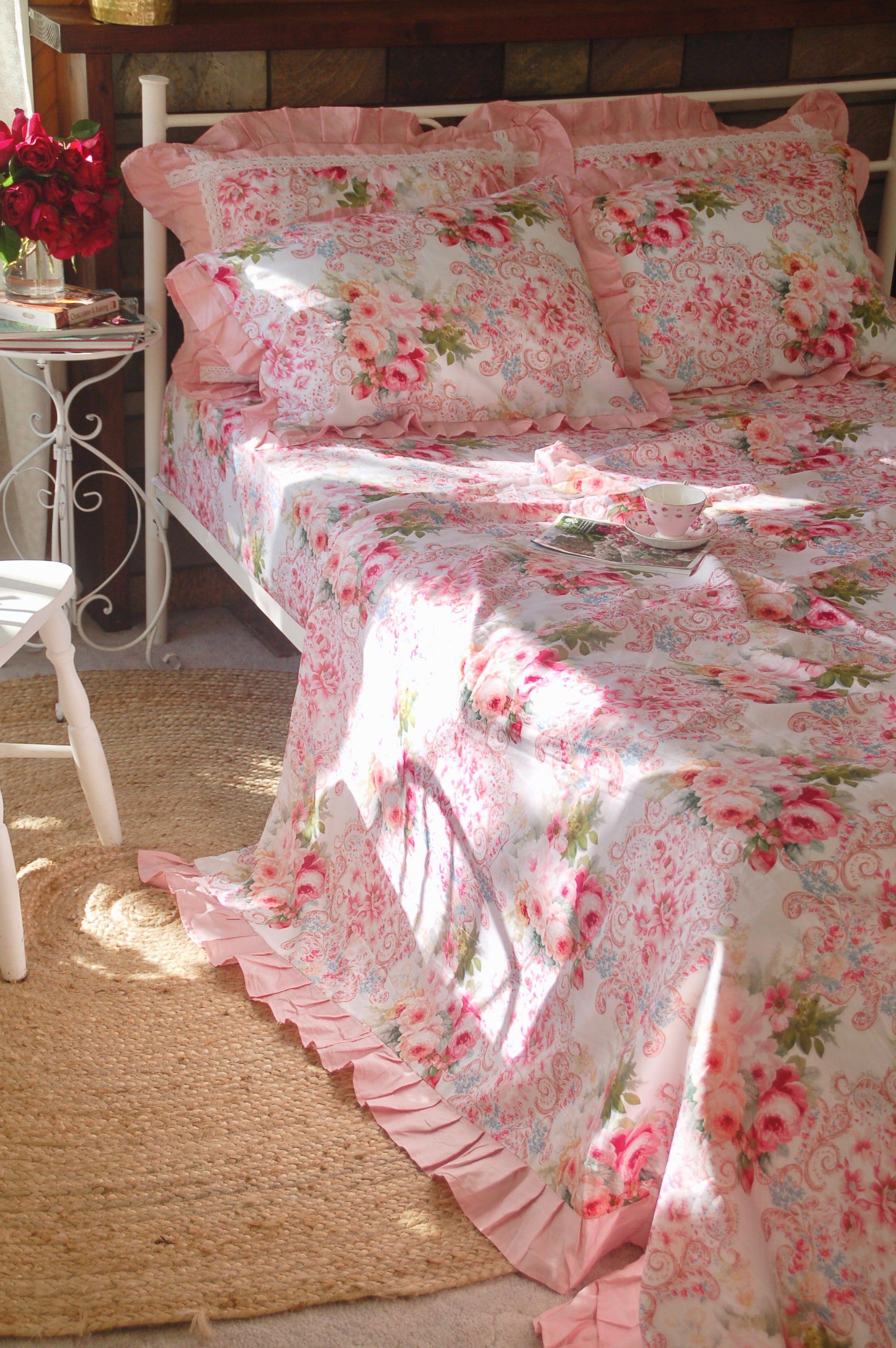Chăn ga gối cotton cao cấp họa tiết chăn ga gối hoa hồng Victoria Pink Rose phiên bản ga chun, hình ảnh minh họa phối giường sắt trắng và ga phủ xếp ly kiểu Pháp lãng mạn
