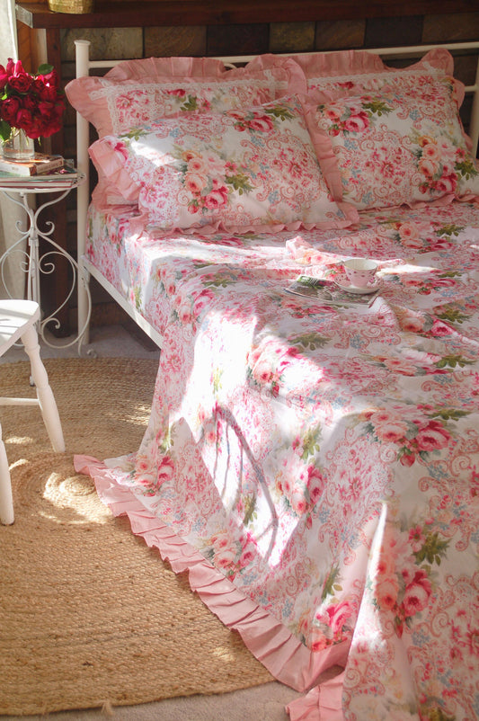 Chăn ga gối cotton cao cấp họa tiết chăn ga gối hoa hồng Victoria Pink Rose phiên bản ga chun, hình ảnh minh họa phối giường sắt trắng và ga phủ xếp ly kiểu Pháp lãng mạn
