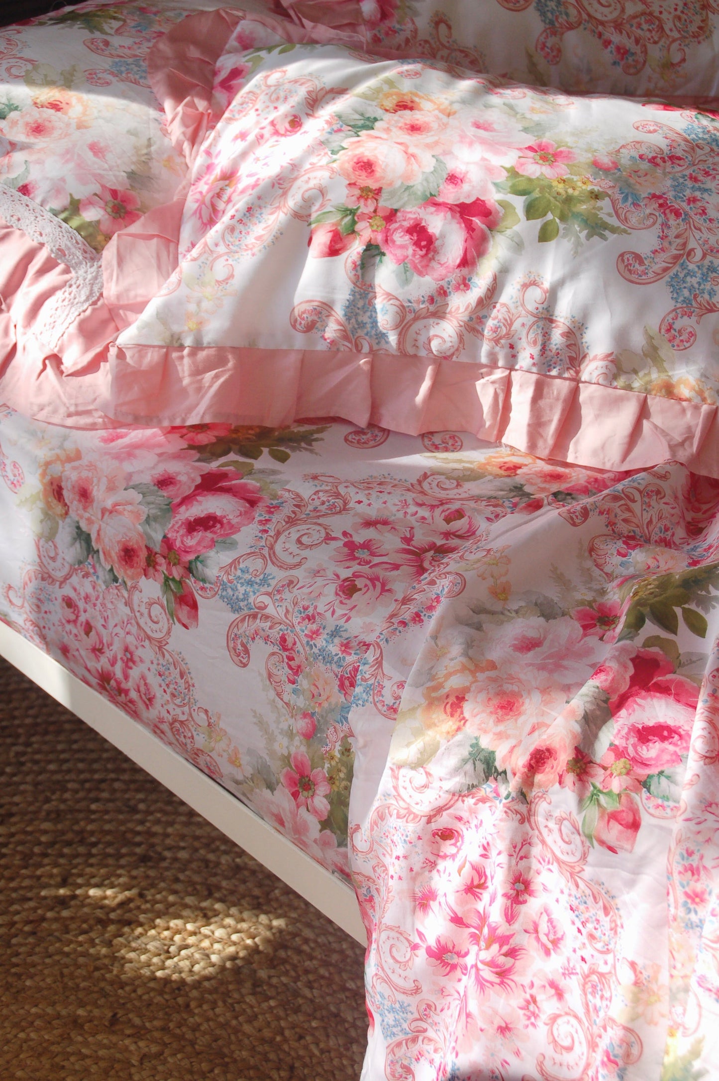 Chăn ga gối cotton cao cấp họa tiết chăn ga gối hoa hồng Victoria Pink Rose phiên bản ga chun, hình ảnh minh họa phối giường sắt trắng và ga phủ xếp ly kiểu Pháp lãng mạn
