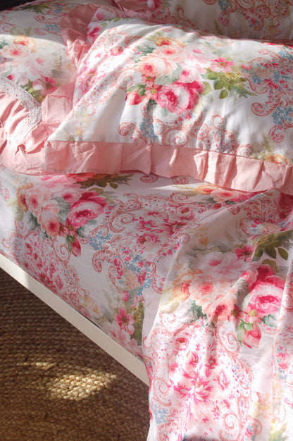 Chăn ga gối cotton cao cấp họa tiết chăn ga gối hoa hồng Victoria Pink Rose phiên bản ga chun, hình ảnh minh họa phối giường sắt trắng và ga phủ xếp ly kiểu Pháp lãng mạn
