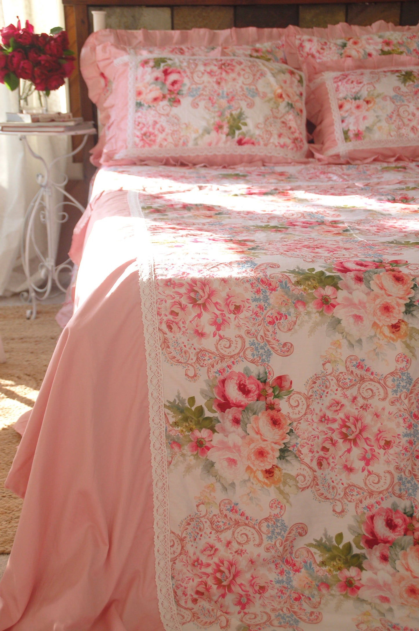 Chăn ga gối cotton cao cấp họa tiết chăn ga gối hoa hồng Victoria Pink Rose phối góc giường thiết kế ga phủ xếp ly kiểu Pháp, kết hợp mảng chăn phối ren lật mở màu hồng sang trọng
