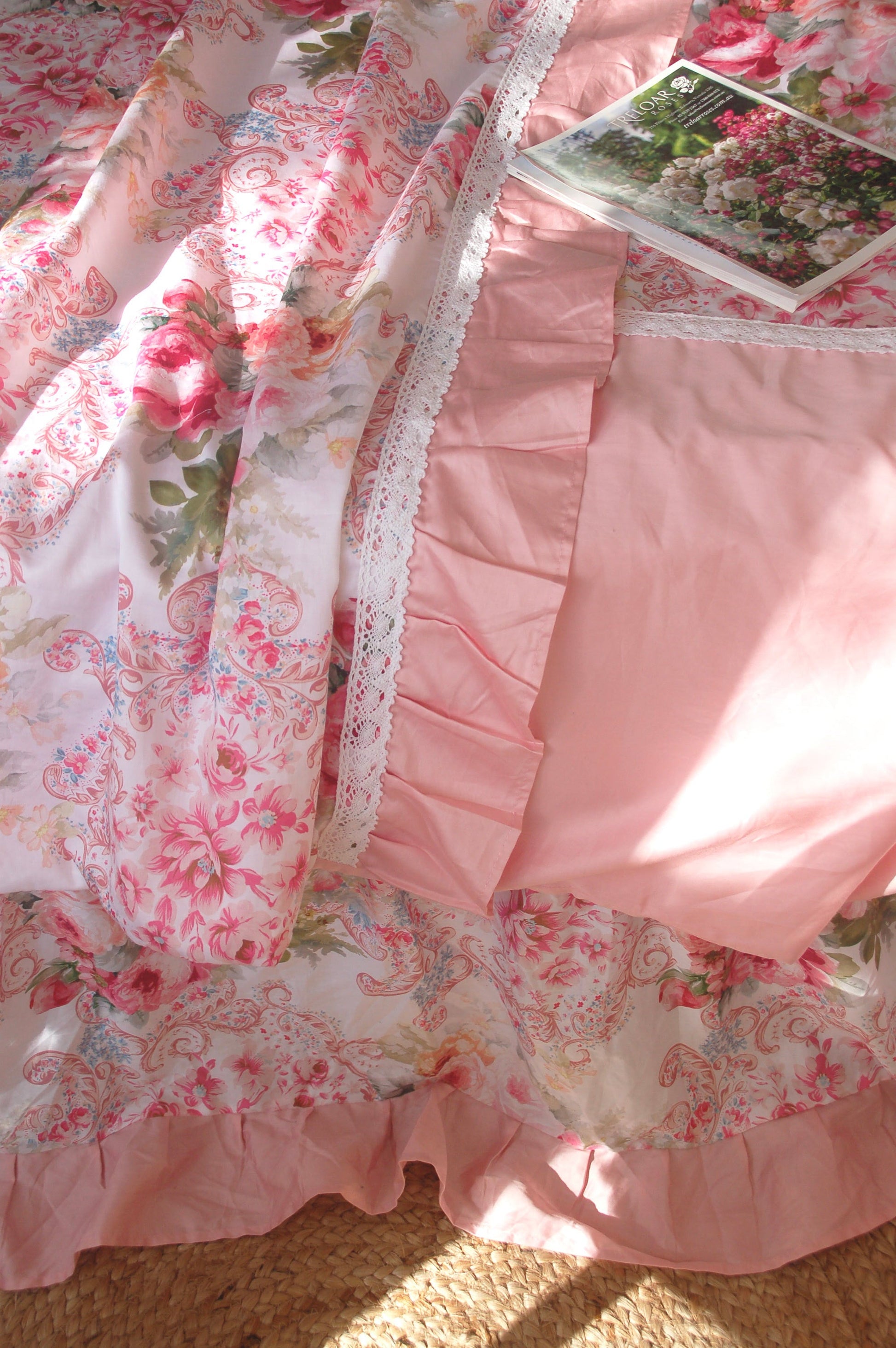 Chăn ga gối cotton cao cấp họa tiết chăn ga gối hoa hồng Victoria Pink Rose kết hợp đường cuốn gấm Damask cổ điển, cận cảnh chi tiết bèo nhún xếp ly và viền ren thêu tỉ mỉ
