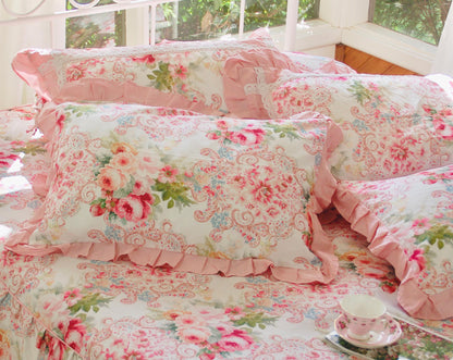 Chăn ga gối cotton cao cấp họa tiết chăn ga gối hoa hồng Victoria Pink Rose cận cảnh thiết kế vỏ gối nằm họa tiết gấm damask cổ điển phối đường viền bèo nhún xếp ly điệu đà kiểu Pháp
