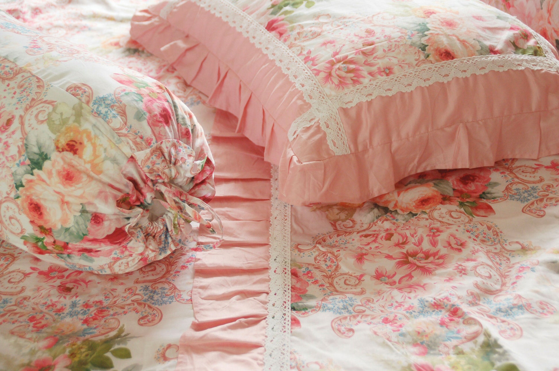 Chăn ga gối cotton cao cấp họa tiết chăn ga gối hoa hồng Victoria Pink Rose cận cảnh thiết kế vỏ gối nằm bèo nhún xếp ly, phối đồng bộ cùng vỏ gối ôm trong phòng ngủ sang trọng
