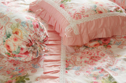 Chăn ga gối cotton cao cấp họa tiết chăn ga gối hoa hồng Victoria Pink Rose cận cảnh thiết kế vỏ gối nằm bèo nhún xếp ly, phối đồng bộ cùng vỏ gối ôm trong phòng ngủ sang trọng
