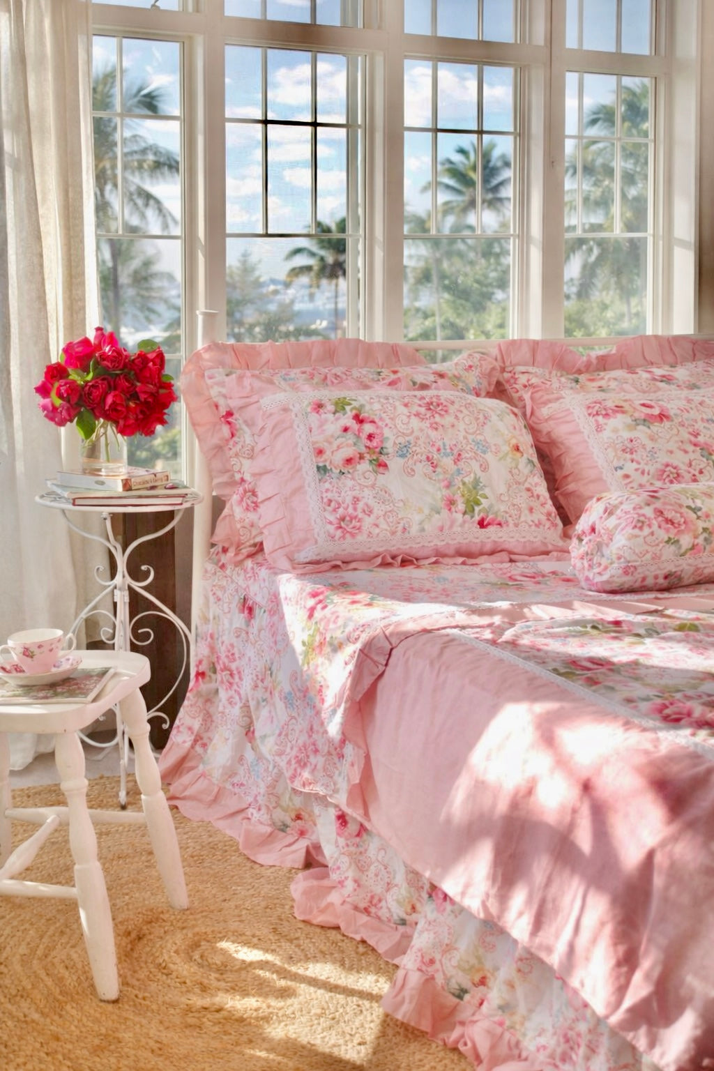 Chăn ga gối cotton cao cấp họa tiết chăn ga gối hoa hồng Victoria Pink Rose phối cùng gối tựa sofa thiết kế theo bộ đồng điệu, kết hợp bình hoa trang trí phòng ngủ ngập tràn ánh nắng
