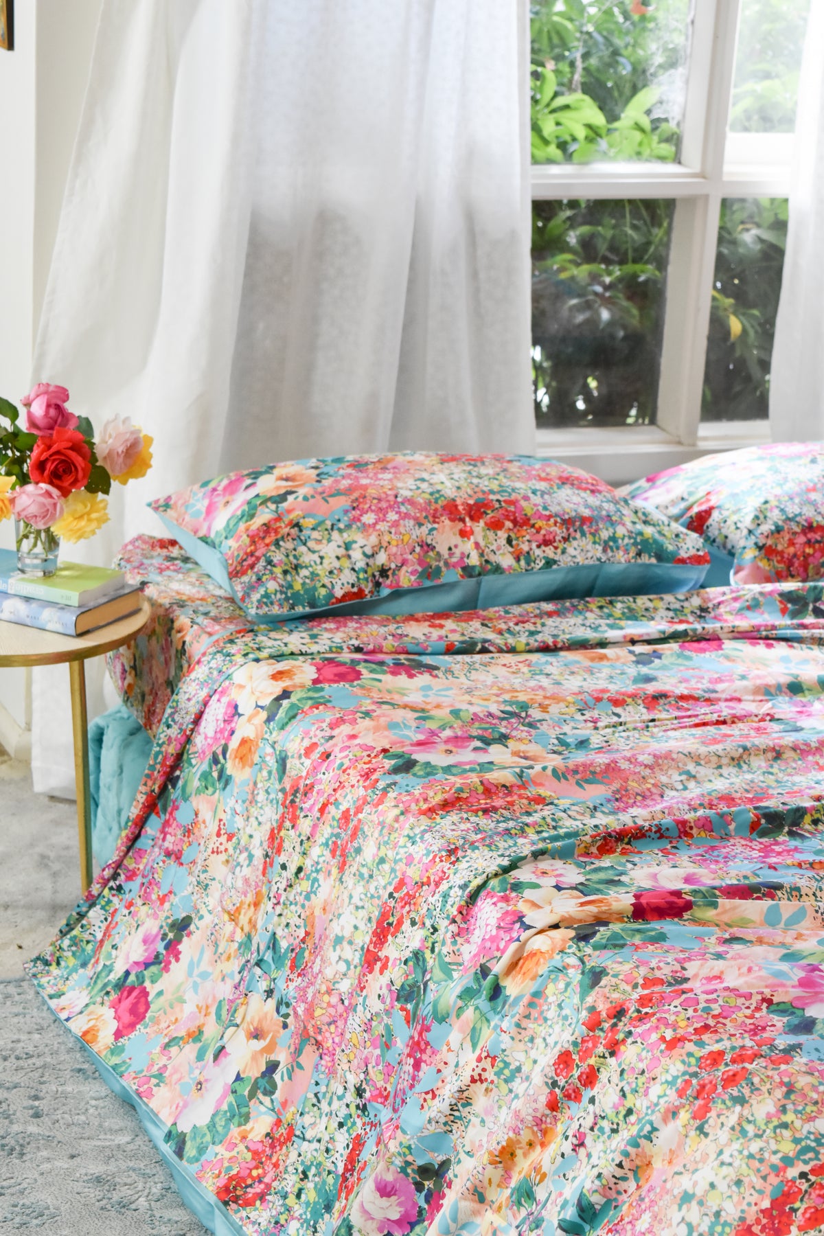 bộ chăn ga hoa nhí cotton cao cấp góc nhìn từ sau trở lại gối nằm ga giường và vỏ chăn phủ lên với tông mầu tươi sáng sang trọng