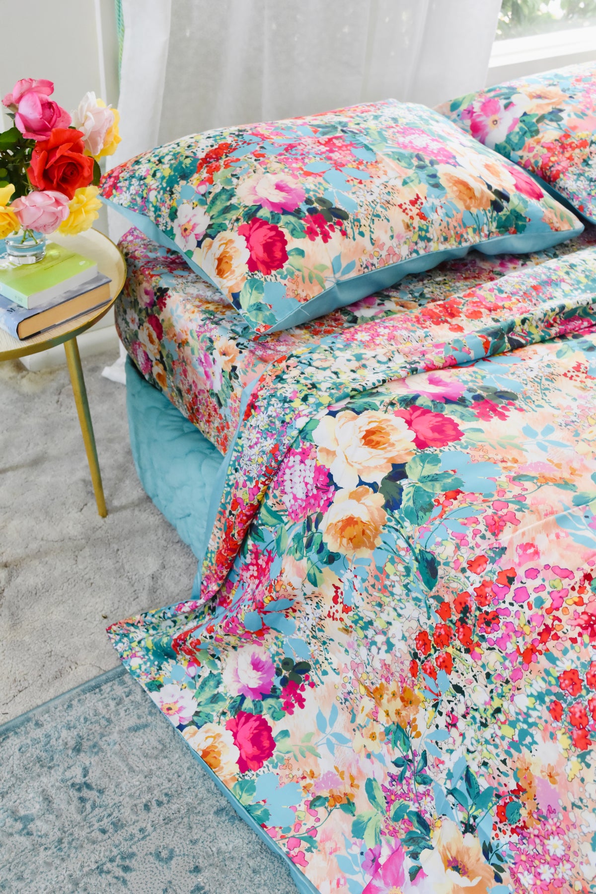 bộ chăn ga hoa nhí cotton caio cấp góc nhìn từ trên xuống dưới gối nằm ga giường và vỏ chăn phủ lên với tông mầu tươi sáng sang trọng