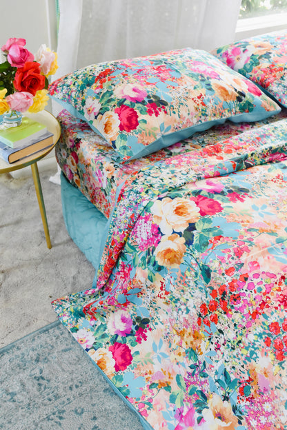 bộ chăn ga hoa nhí cotton caio cấp góc nhìn từ trên xuống dưới gối nằm ga giường và vỏ chăn phủ lên với tông mầu tươi sáng sang trọng