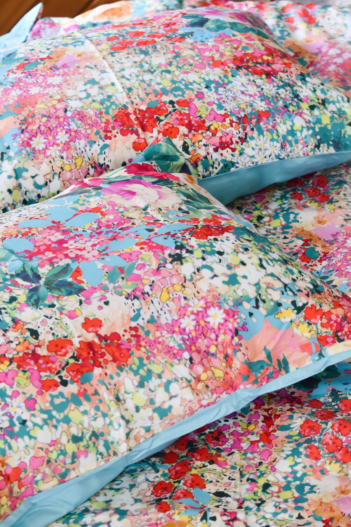 chăn ga gối hoa hồng cận cảnh gối nằm hoa hồng đỏ phối hoa nhí may bầng vải cotton cao cấp cotton sateen mềm mịn thoáng mát