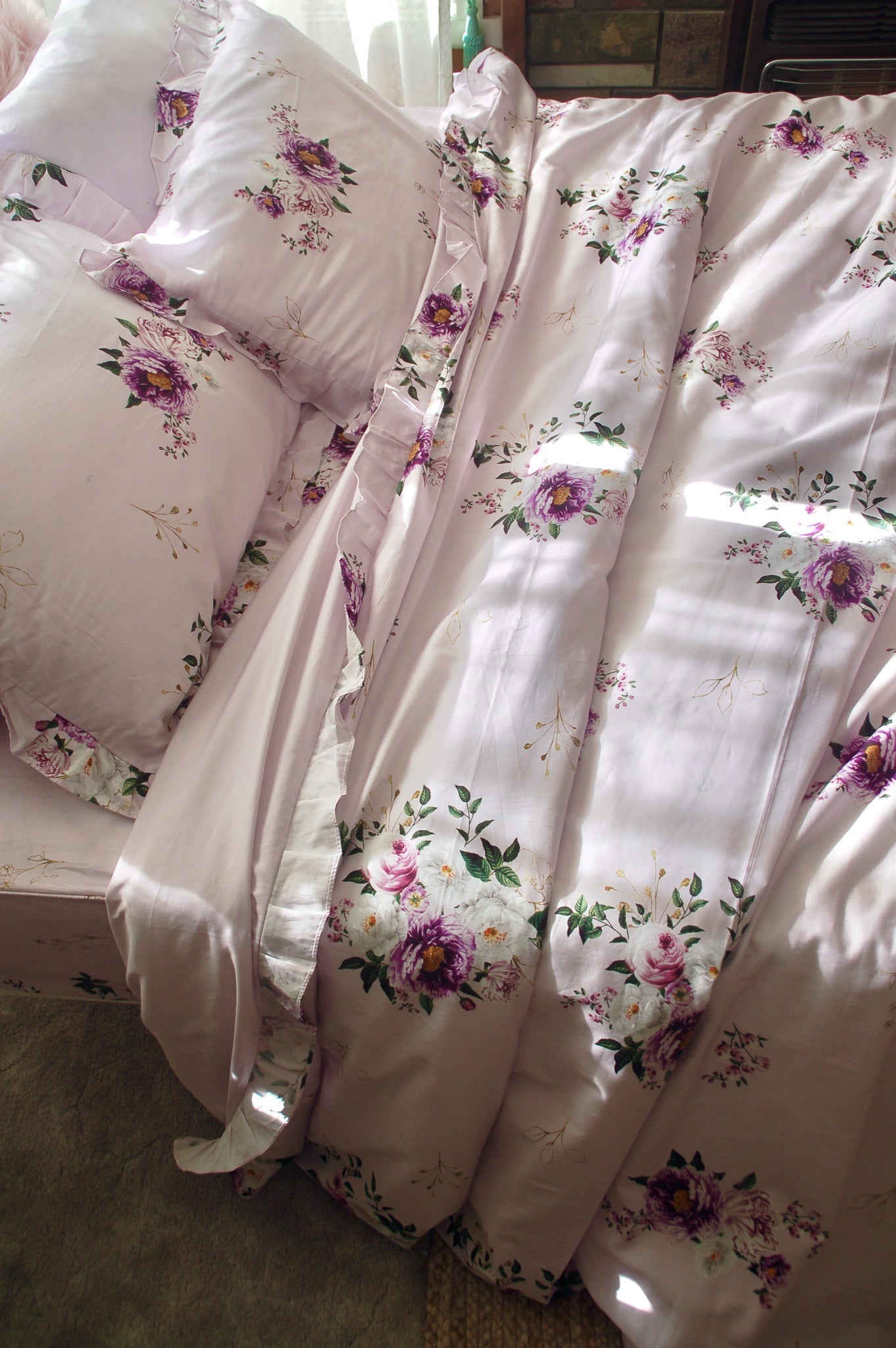 Chăn ga gối hoa hồng mầu tím vải cotton sateen phối hoa mẫu đơn vỏ chăn có viền bèo, chất vải mềm mịn phong cách Pháp romantic 