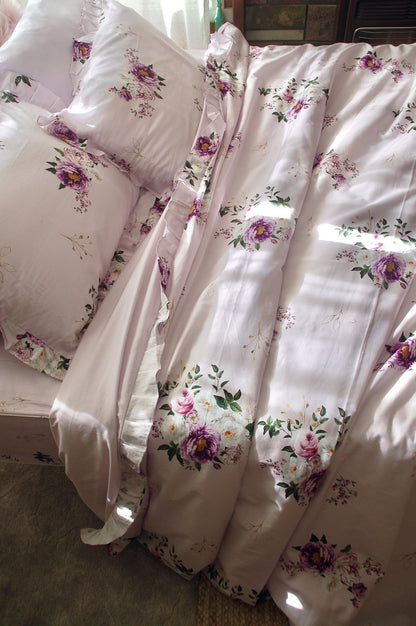 Chăn ga gối hoa hồng mầu tím vải cotton sateen phối hoa mẫu đơn vỏ chăn có viền bèo, chất vải mềm mịn phong cách Pháp romantic 