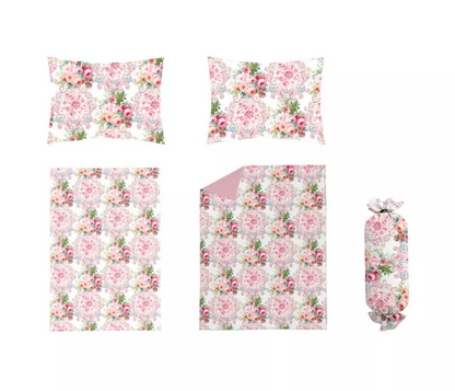 Chăn hè thu cotton hoa cao cấp Victoria Pink Rose hình ảnh mockup trọn set 5 món ga chun ôm sát đệm, phối vỏ chăn chần bông quả trám và vỏ gối thắt nơ sang trọng
