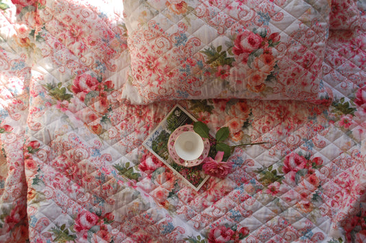 Chăn hè thu cotton hoa cao cấp Victoria Pink Rose góc chụp thẳng từ trên cao, phối cùng vỏ gối nằm họa tiết gấm damask cổ điển và tách trà sứ dưới ánh nắng ban mai
