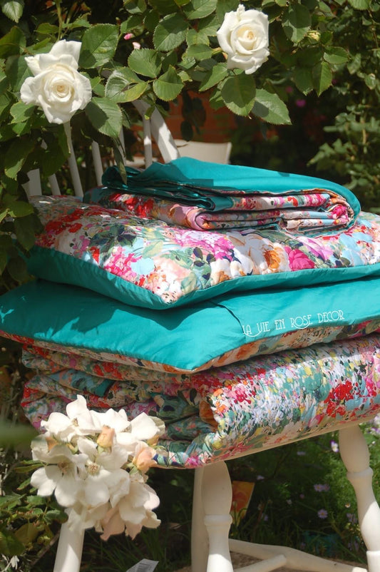 Bộ Chăn Hè Thu Hoa Hồng Garden Of Rose sử dụng vải cotton sateen mềm mịn chụp trên ghế ngoài vườn . 