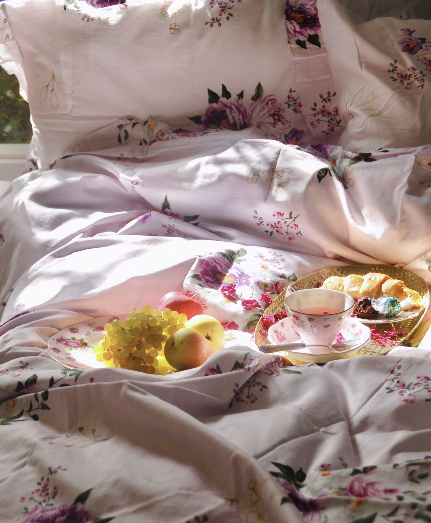 cận cảnh mặt vải cotton sateen của bộ chăn ga gối hoa hồng tím  mềm mượt