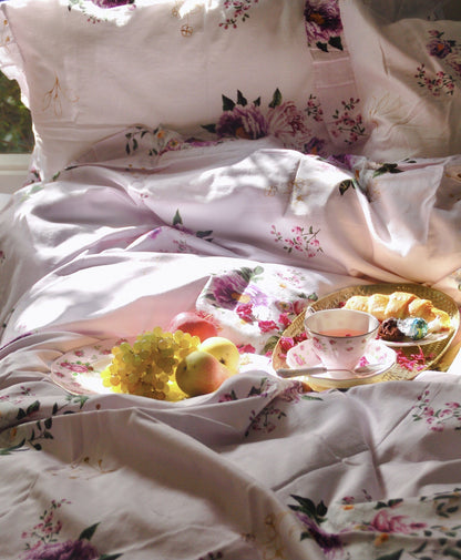 cận cảnh mặt vải cotton sateen của bộ chăn ga gối hoa hồng tím  mềm mượt