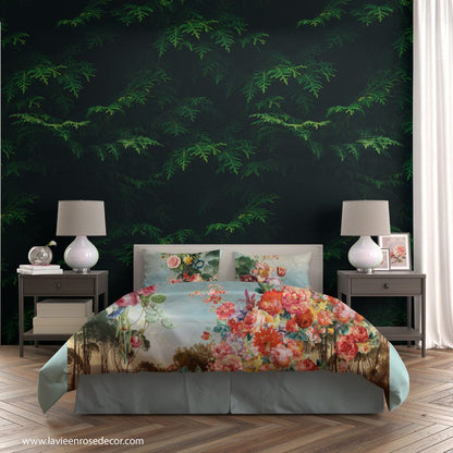 Phòng ngủ hiện đại với bộ chăn ga hoa hồng cổ điển nổi bật trên nền giấy dán tường khu rừng mầu xanh mát. 