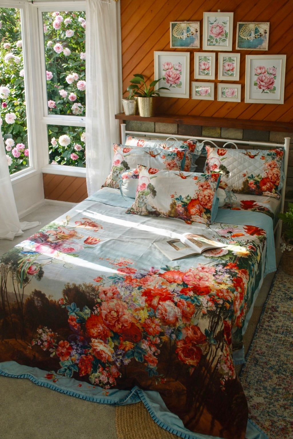 Phòng ngủ lãng mạn giường ngủ với bộ chăn ga gối hoa hồng phong cảnh châu âu cổ điển rực rỡ ấm cúng. 
