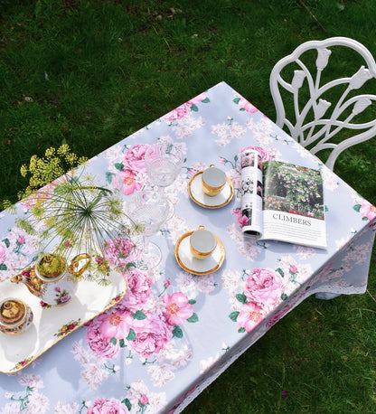Khăn trải bàn cao cấp vải dáng chữ nhật họa tiết hoa mẫu đơn Rose Peony phối decor bàn tiệc ngoài sân vườn, kết hợp bộ tách trà sứ mạ vàng phong cách tiệc trà chiều châu Âu lãng mạn
