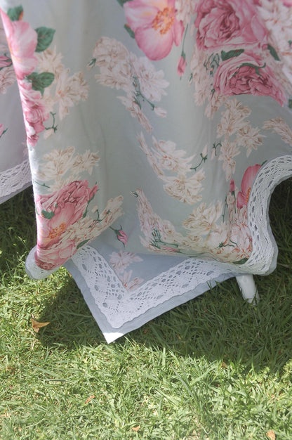 Khăn trải bàn cao cấp vải họa tiết hoa mẫu đơn Rose Peony thiết kế cận cảnh góc vuông viền ren đục lỗ tinh xảo, chất vải mềm xốp hiệu ứng vân xước linen dưới ánh nắng sân vườn
