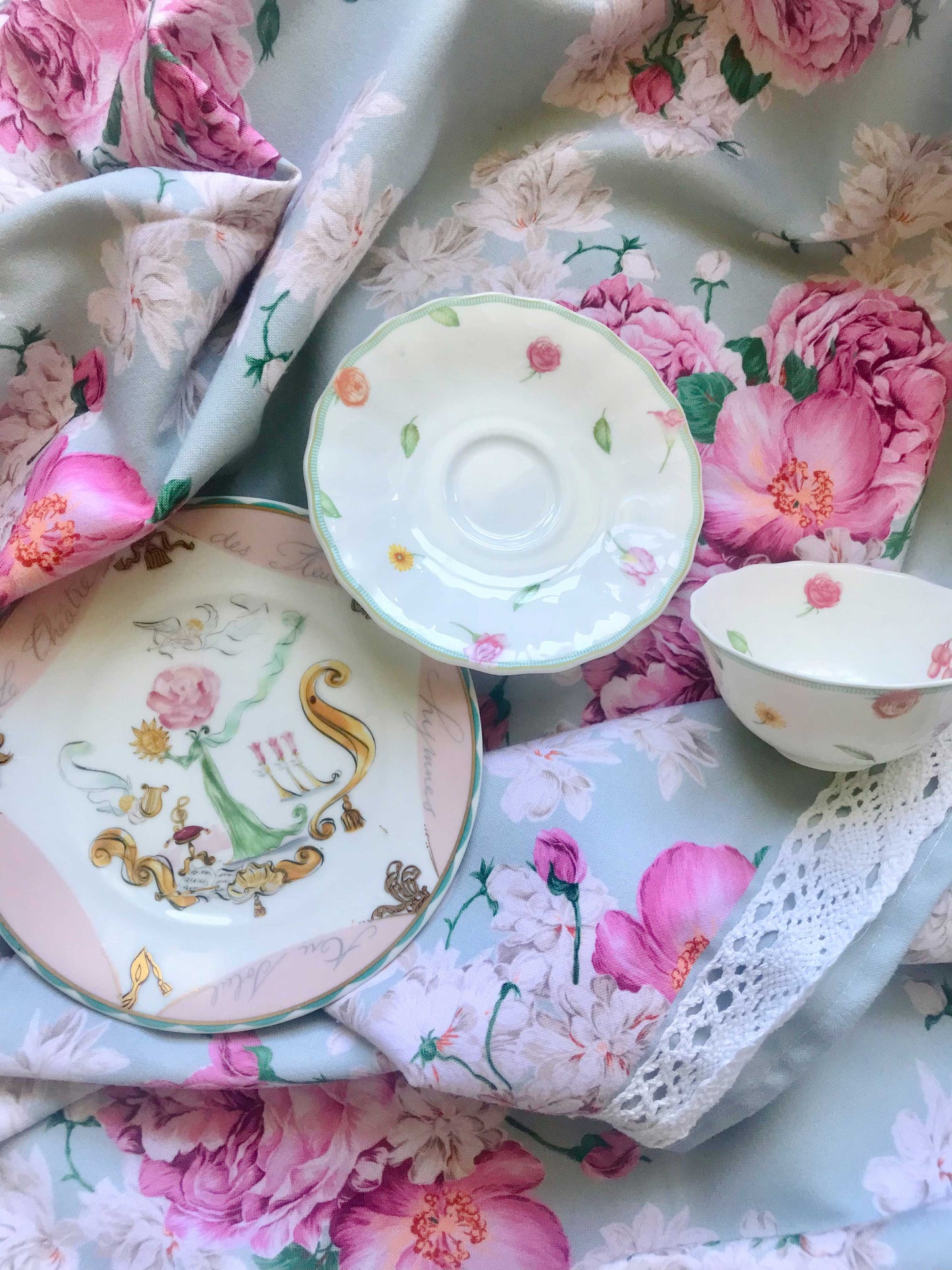 Khăn trải bàn cao cấp vải họa tiết hoa mẫu đơn Rose Peony góc chụp thẳng từ trên cao, phối cùng đĩa sứ họa tiết cổ điển và bộ tách trà mạ vàng châu Âu sang trọng
