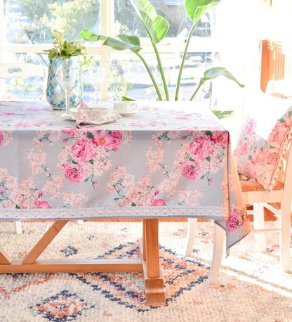 Khăn trải bàn cao cấp vải họa tiết hoa mẫu đơn Rose Peony phối cùng gối tựa lưng sofa thiết kế theo bộ đồng điệu, kết hợp thảm trải sàn vintage trong không gian phòng ăn ngập tràn ánh nắng
