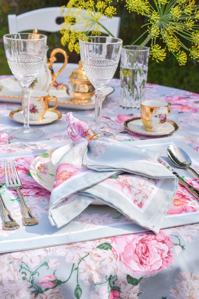Khăn trải bàn cao cấp vải họa tiết hoa mẫu đơn Rose Peony phối set ăn sang trọng, kết hợp khăn ăn và lót đĩa thiết kế theo bộ đồng điệu cùng ly thủy tinh chân cao ngoài sân vườn
