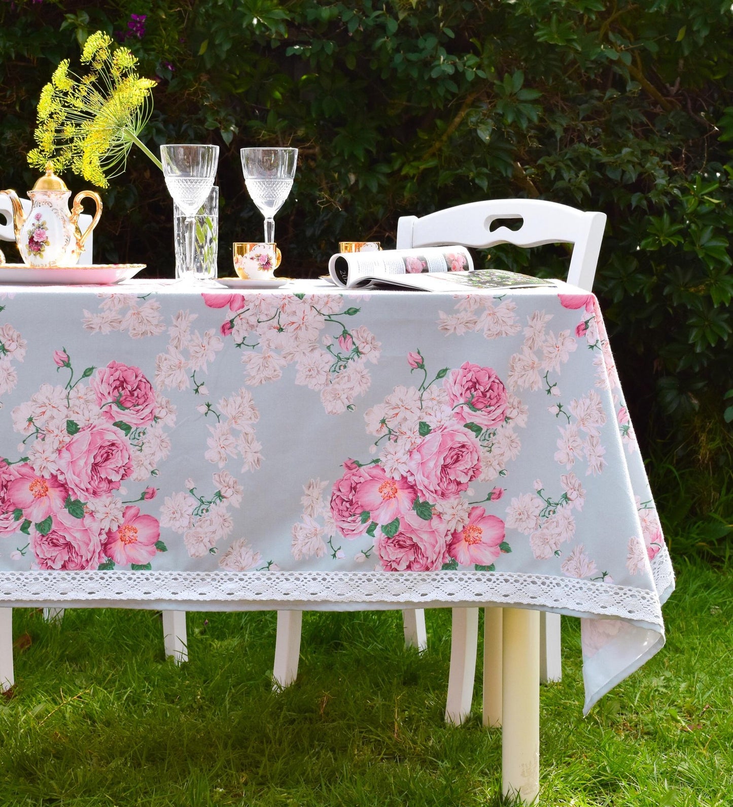 Khăn trải bàn cao cấp vải dáng chữ nhật họa tiết hoa mẫu đơn Rose Peony thiết kế đường viền ren đục lỗ tinh xảo, phối decor bàn tiệc sân vườn phong cách đồng quê châu Âu lãng mạn
