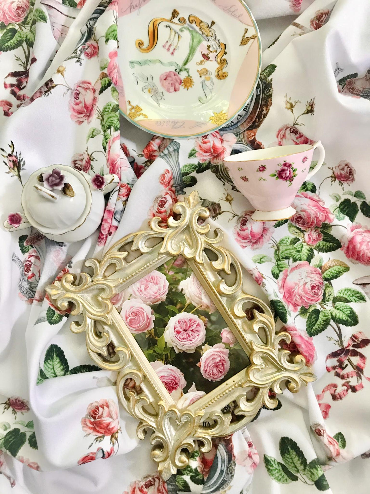  Khăn trải bàn Hoa hồng vintage phối với cốc chén trà và khung tranh chụp gần chi tiết