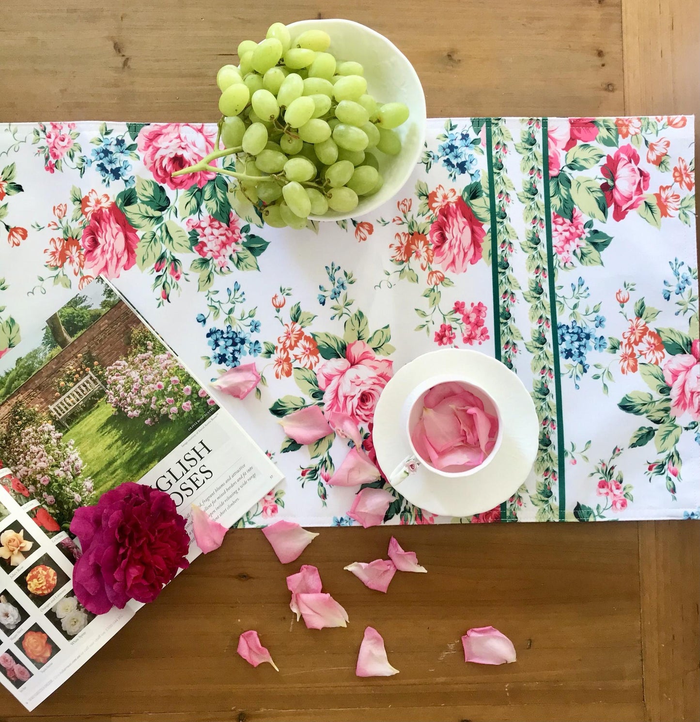 Khăn trải bàn runner họa tiết hoa hồng Vintage Rose phối bàn tiệc trà cổ điển bên cạnh cửa sổ ngập tràn ánh nắng ban mai lãng mạn