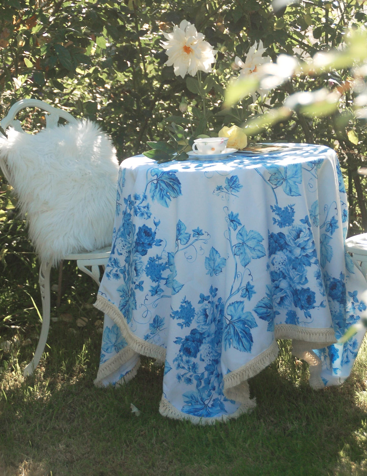 Khăn trải bàn phòng ăn cao cấp họa tiết hoa hồng xanh cổ điển Blue Rose Vine