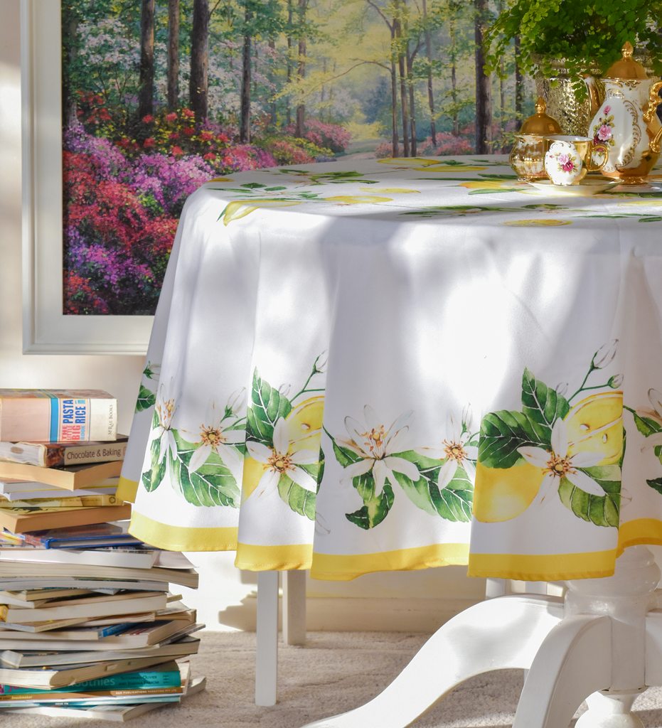 Cận cảnh bề mặt vải mềm xốp hiệu ứng vân xước linen của khăn trải bàn tròn cao cấp họa tiết hoa hồng và chanh vàng Tuscany dưới ánh sáng phòng ấm cúng
