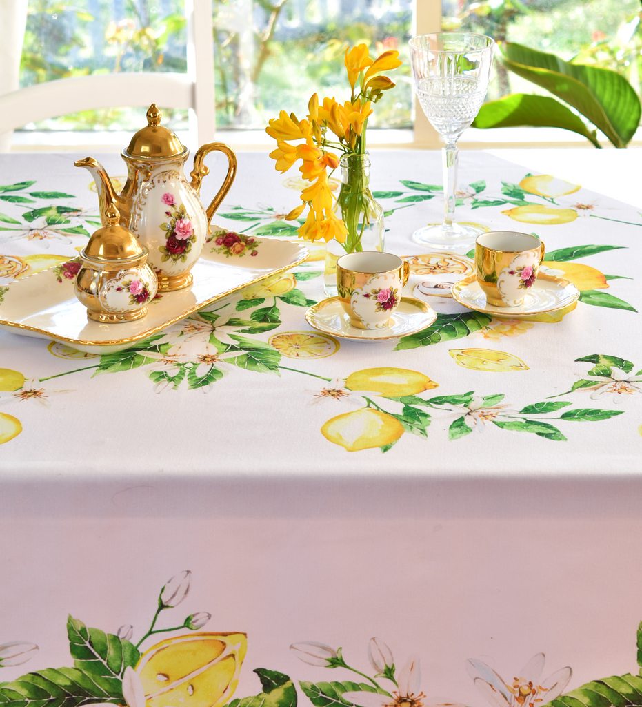 Khăn trải bàn cao cấp vải dáng chữ nhật họa tiết chanh vàng Tuscany Lemon Rose phối cùng bộ ly chén viền mạ vàng châu Âu, khăn ăn và lót đĩa thiết kế đồng điệu
