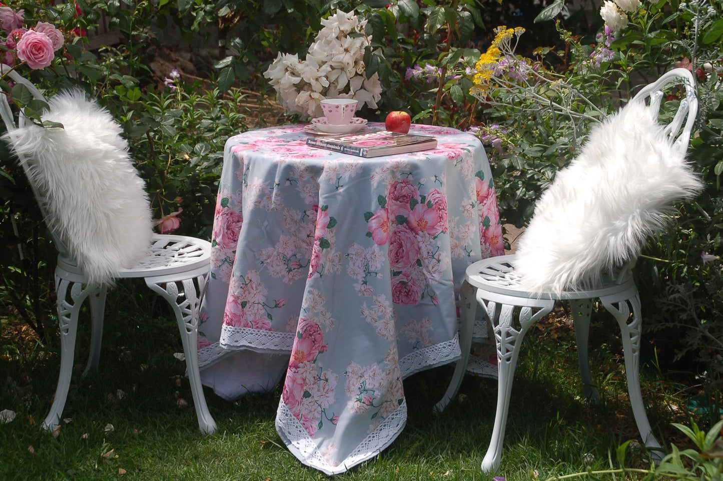 Khăn trải bàn tròn cao cấp vải họa tiết hoa mẫu đơn Rose Peony phối decor bàn trà sân vườn, kết hợp bộ ghế sắt uốn nghệ thuật lót lông sang trọng phong cách Pháp cổ điển
