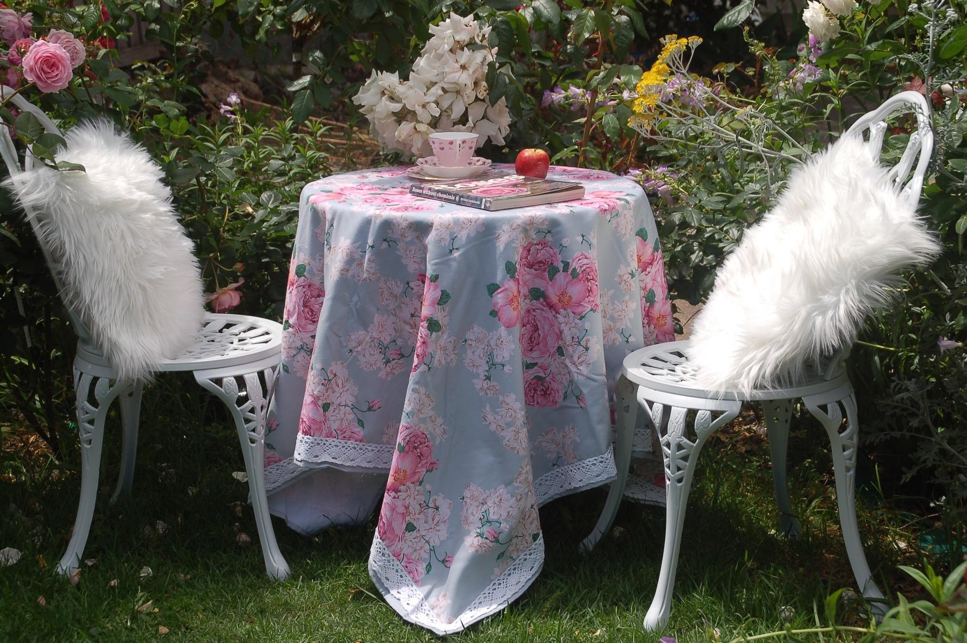 Khăn trải bàn tròn cao cấp vải họa tiết hoa mẫu đơn Rose Peony phối decor bàn trà sân vườn, kết hợp bộ ghế sắt uốn nghệ thuật lót lông sang trọng phong cách Pháp cổ điển
