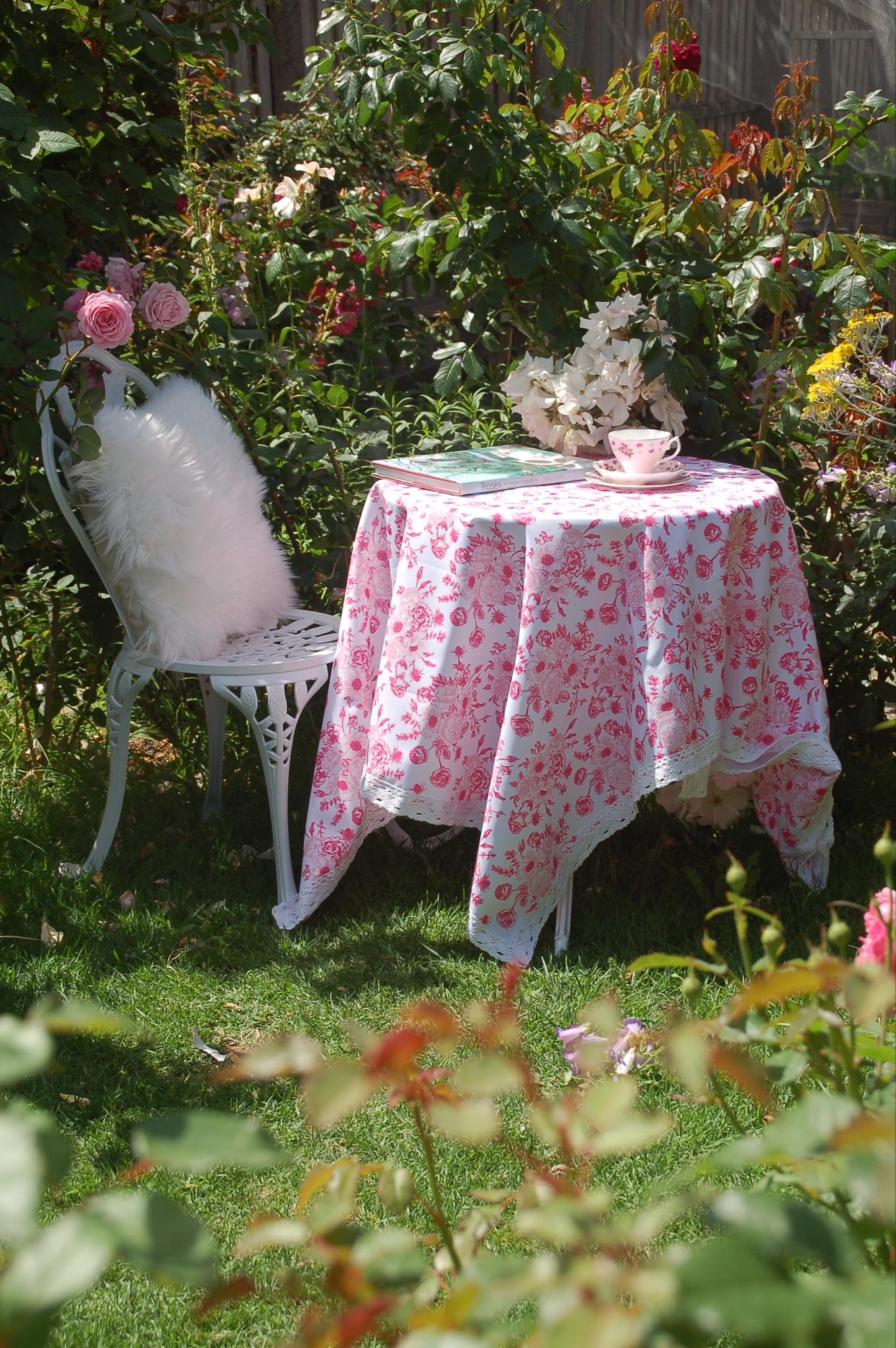 Mẫu số 6:  Khăn trải bàn - Hoa hồng Red Toile